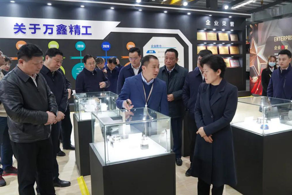 湖南省委常委、省政府副省長、長沙市委書記吳桂英一行調研萬鑫精工