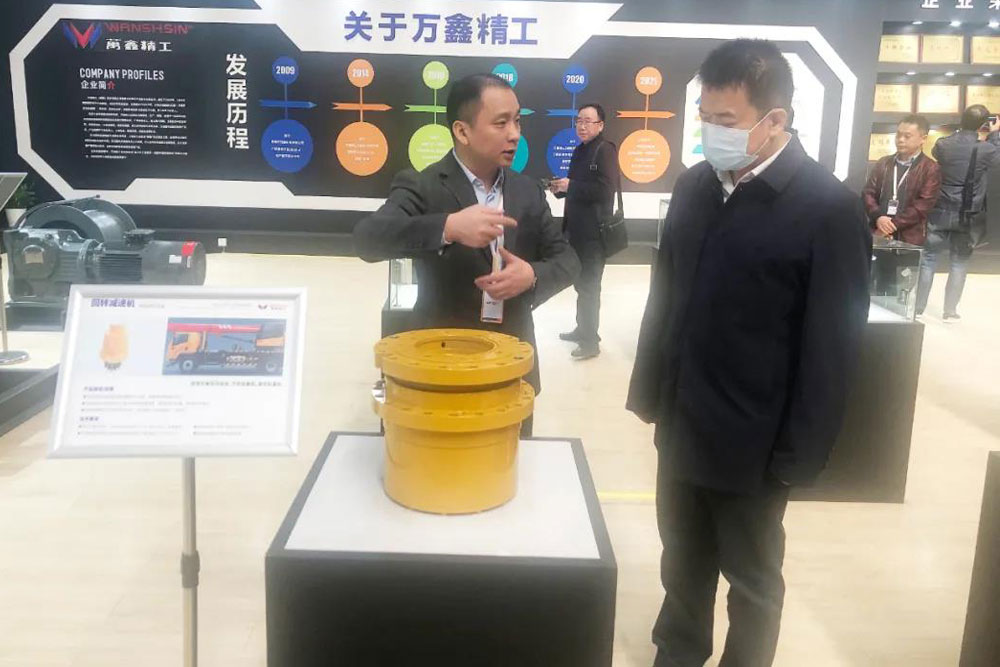 湖南航天管理局局長、黨委書記、湖南航天有限責任公司董事長唐應偉一行調研萬鑫精工
