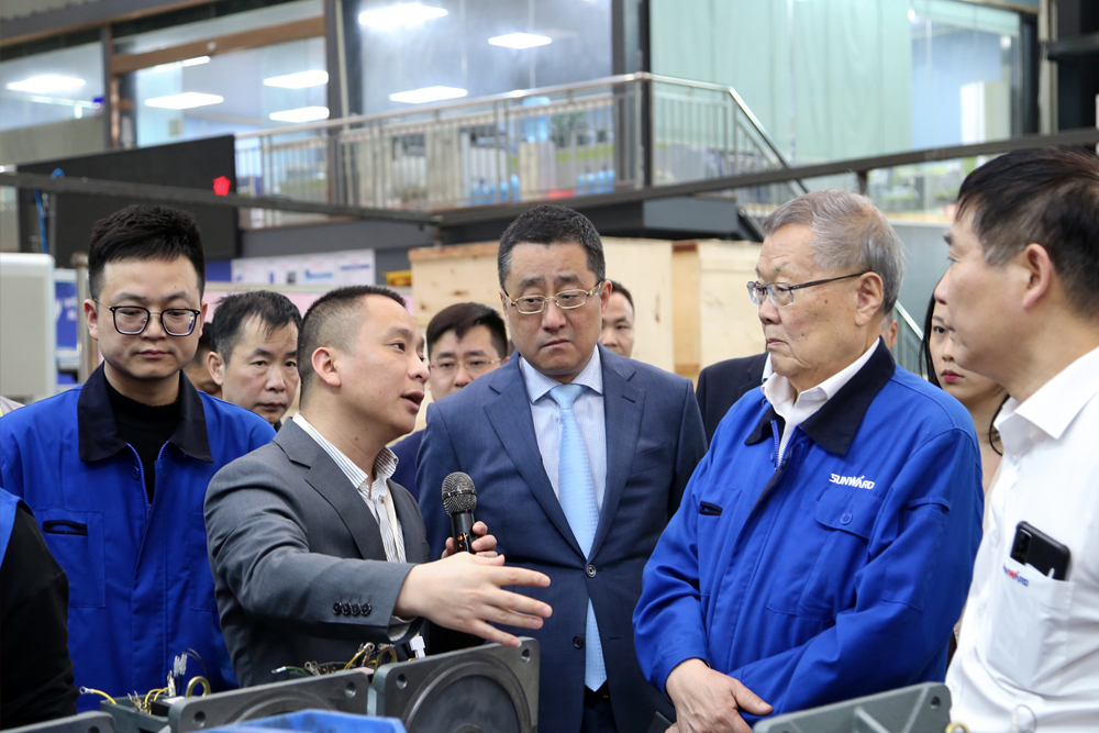 山河智能公司董事長何清華一行到訪考察萬鑫精工