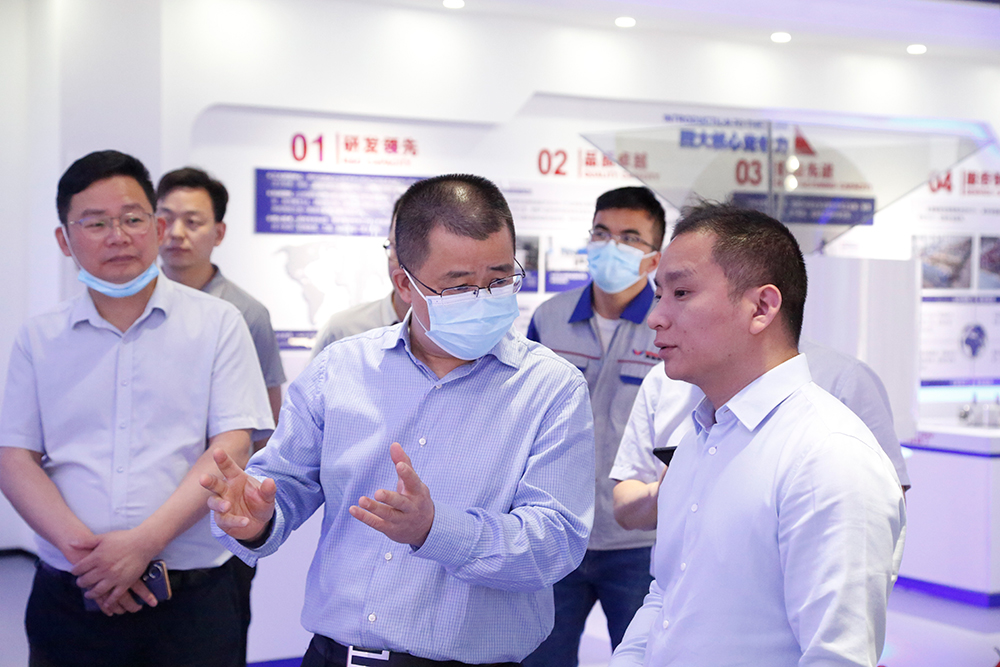 湖南省工信廳黨組成員、總經(jīng)濟(jì)師熊琛一行調(diào)研萬鑫精工
