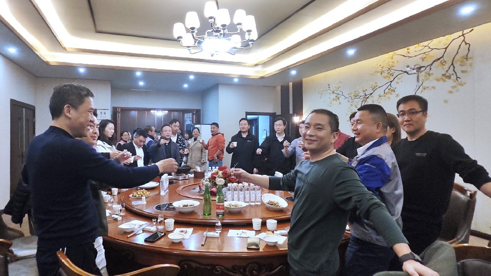 烹魚宰豬酒滿杯，萬鑫精工經銷商會議慶功宴聚人心壯聲勢