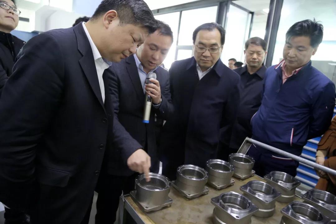市委書記周輝（中）、市長(zhǎng)付旭明（左一）認(rèn)真考察萬(wàn)鑫產(chǎn)品生產(chǎn)情況